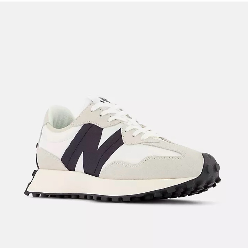 New Balance 327 - Size 8.5 Women‘s - Sea Salt and Black